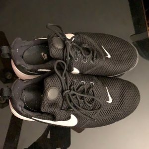 Nike gym shoe. Black. Size 5.